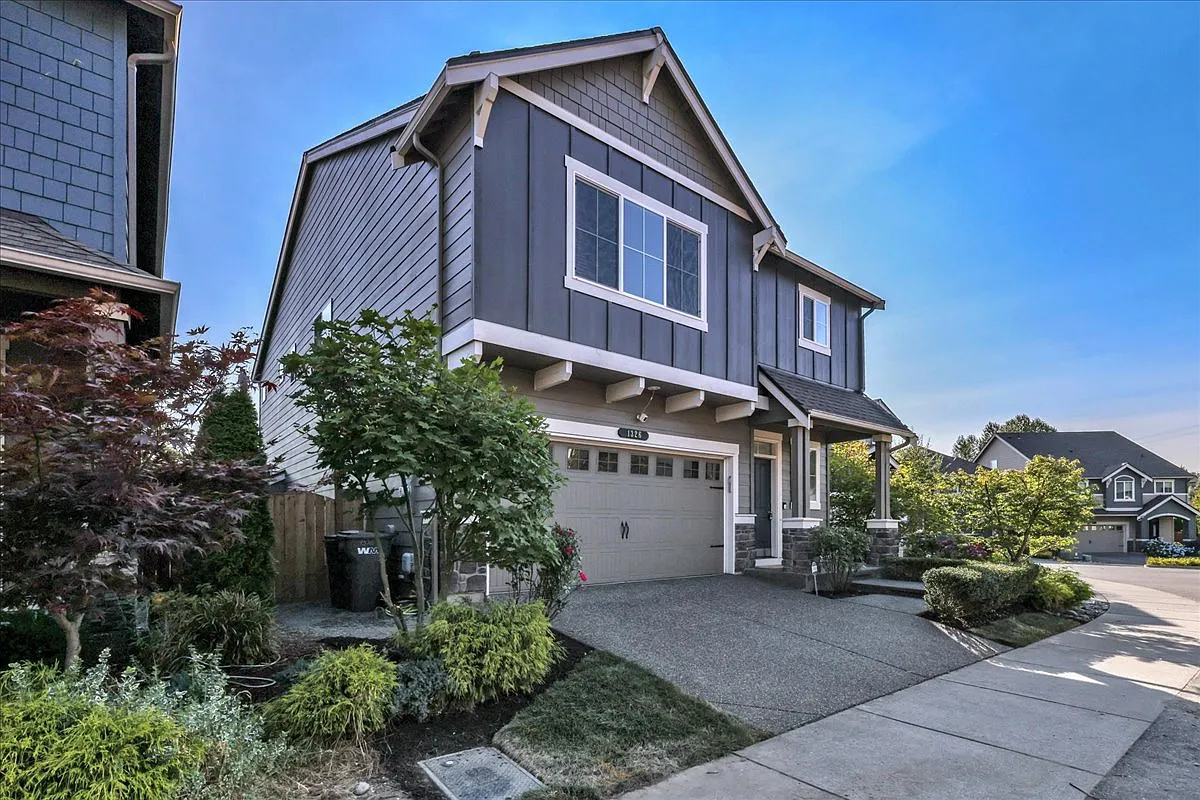 4 bed, 2.5 bath, 2445 sqft, $3,898 — Photo 3