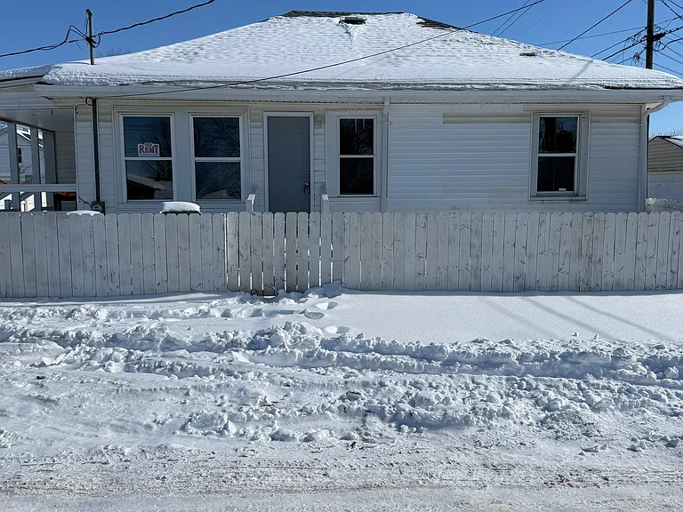 105 Dering Ave — Photo 2