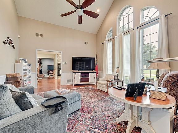 4th image of 602 Creek View Cir