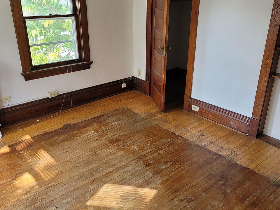 2nd image of 309 N Pinckney St Room 4