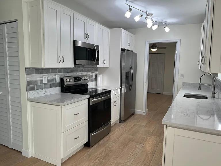 7781 Sheridan St — Photo 18