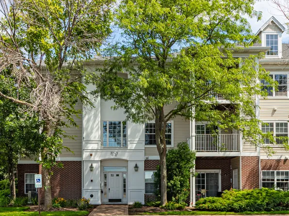 3243 Stratford Ct Unit 3B, Lake Bluff, IL 60044