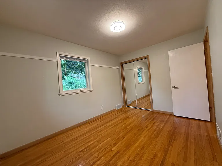 2704 W 28th St — Photo 10