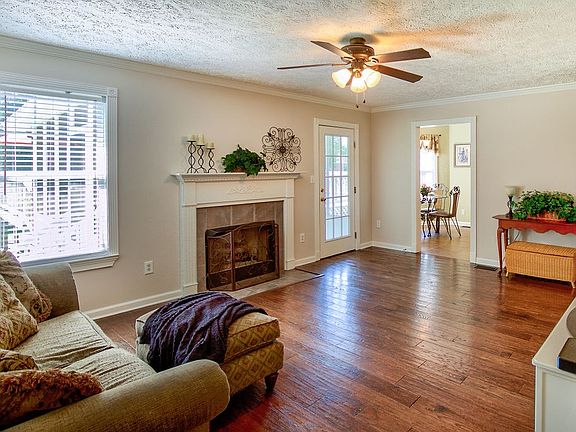 4th image of 221 Fieldstone Dr