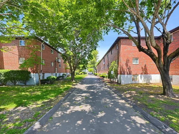 60 Bryon Rd APT 1, Chestnut Hill, MA 02467