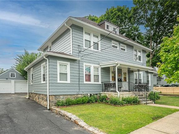 3rd image of 824 Woodbine Ave
