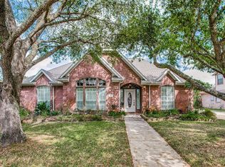 218 Rosemary Ln, Lake Jackson, TX 77566