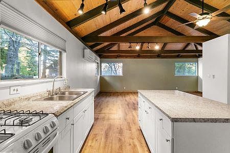 3rd image of 292 Heliotrope Dr