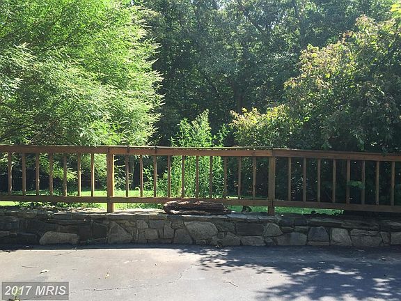 Access to rear walkway to Deck or Yard