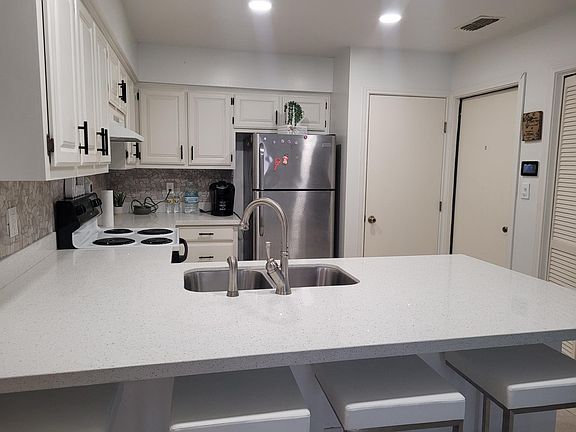 2nd image of 1000 Camelot Dr
