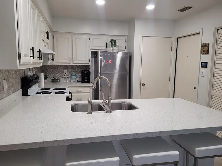 1000 Camelot Dr — Photo 2