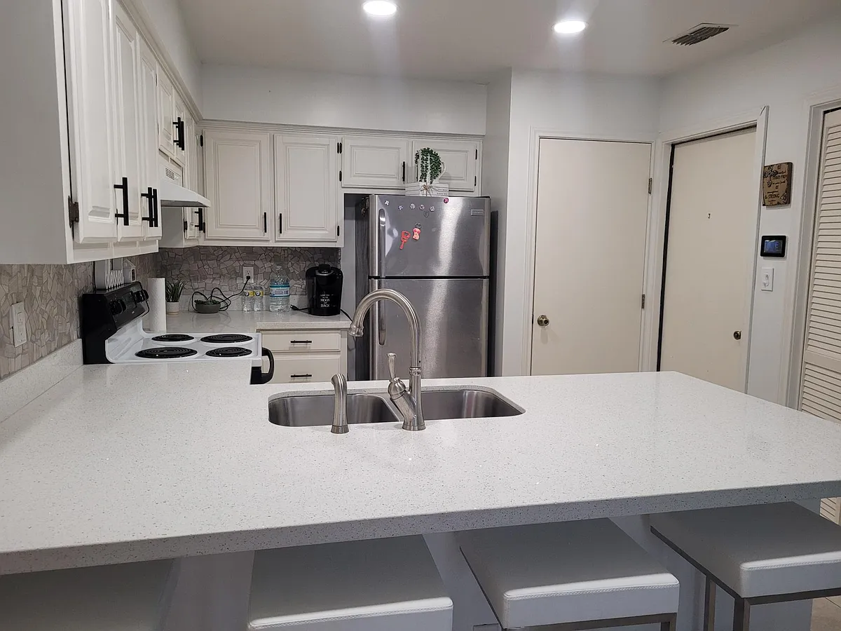 Building Photo - 1000 Camelot Dr
