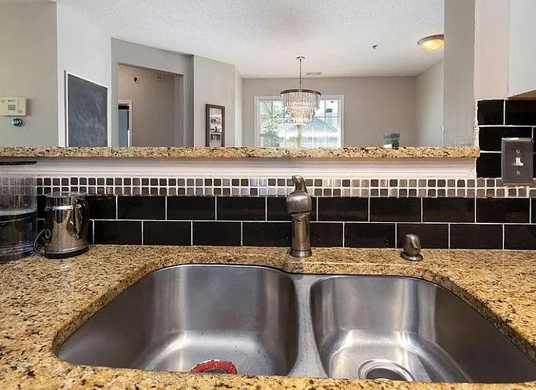 910 Spring Heights Ln SE — Photo 3