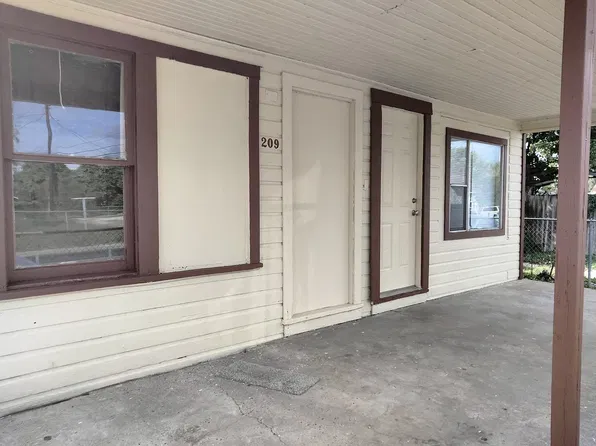 209 N 9th St, Kingsville, TX 78363