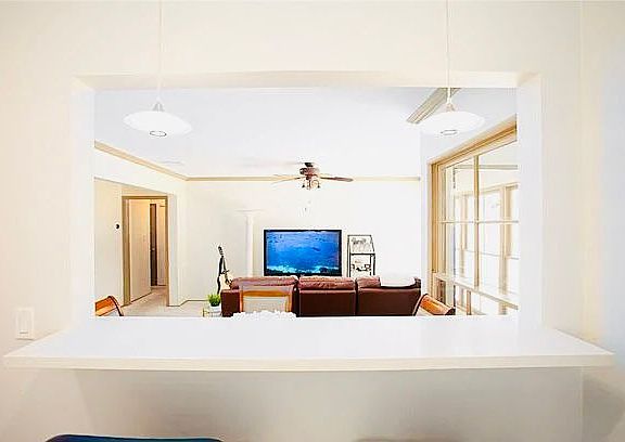 4th image of 1319 W Carlton Ave