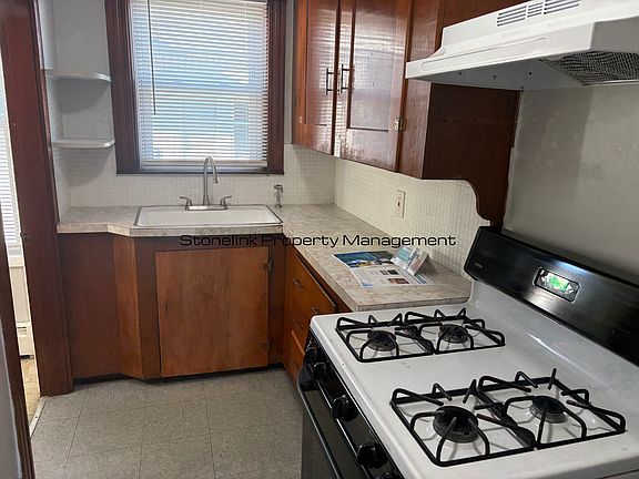 2nd image of 1088-1090 Lonsdale Ave #2F