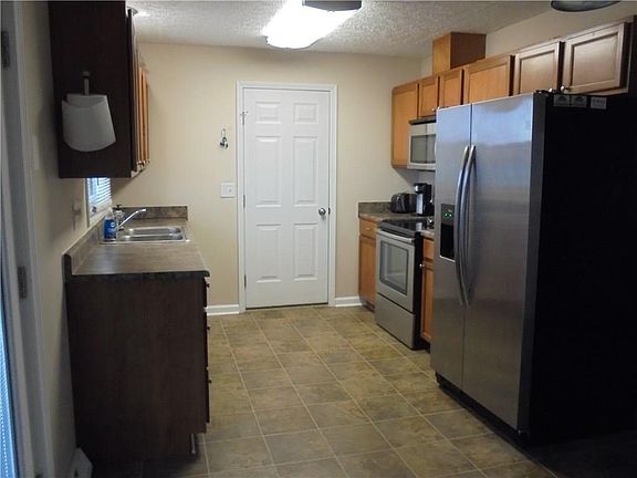 5th image of 826 Raymon Dr
