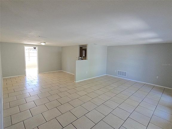 5th image of 11014 Tamarix Ave