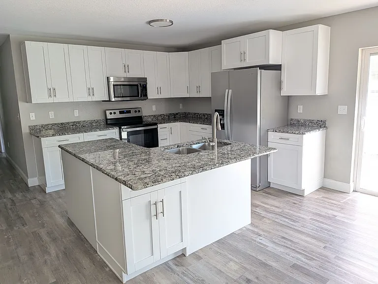 915 Winnie Ln — Photo 2