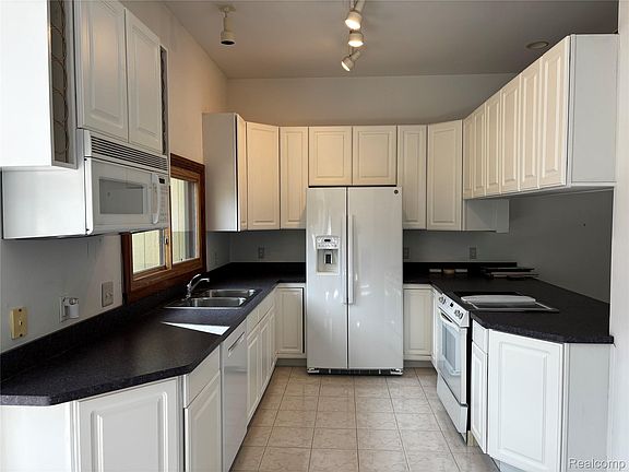 5th image of 2161 Crystal Dr #8