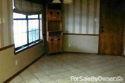 Breakfast room/Kitchen
						:
						Tile floors, Ralph Lauren paint and crackle paint finishing on walls, wood trim