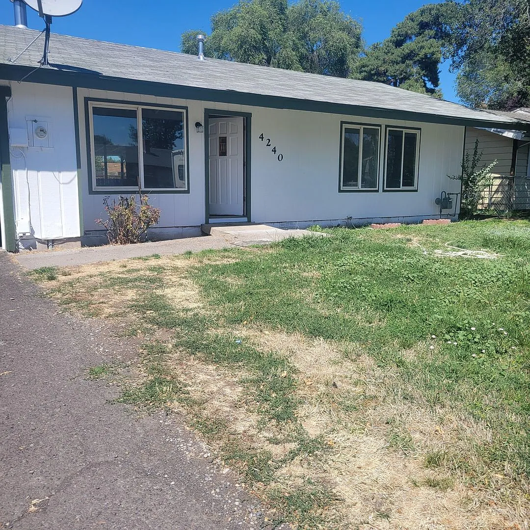 3 Bedroom 1 & 1/2 bath house — Photo 1