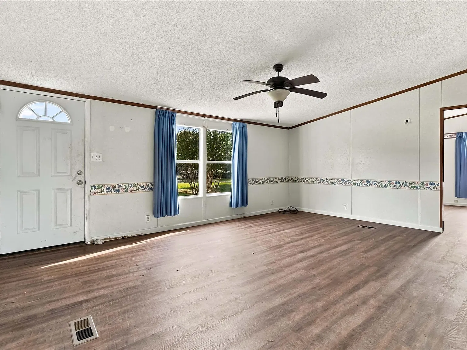 4 bed, 2.0 bath, 1568 sqft, $1,895 — Photo 2
