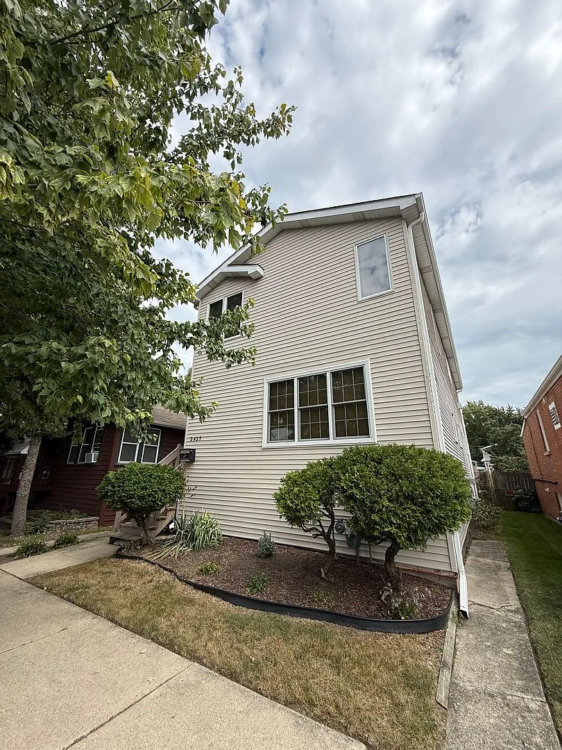 Large 4 Bed/2.5 Bath, Fenced Yard, Detached Garage, Master Bedroom — Photo 1