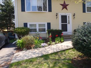 15 Meadowrue Trl, Saunderstown, RI 02874