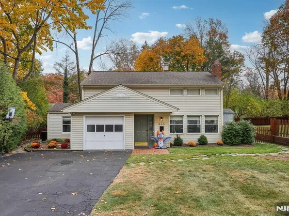 955 Barnes Dr, Ridgewood, NJ 07450