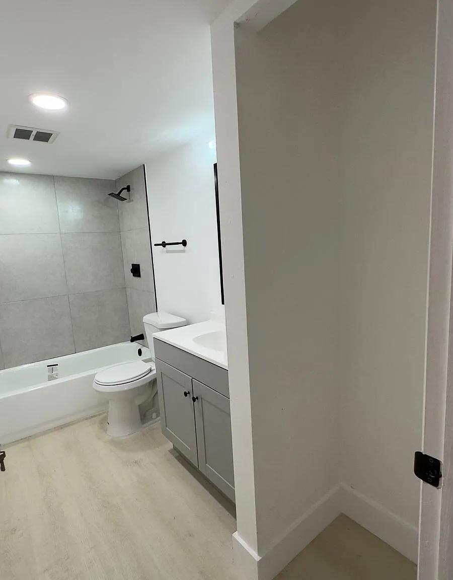 4170 Inverrary Dr — Photo 2