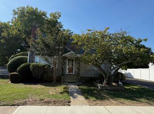 62 Spruce St, Hicksville, NY 11801