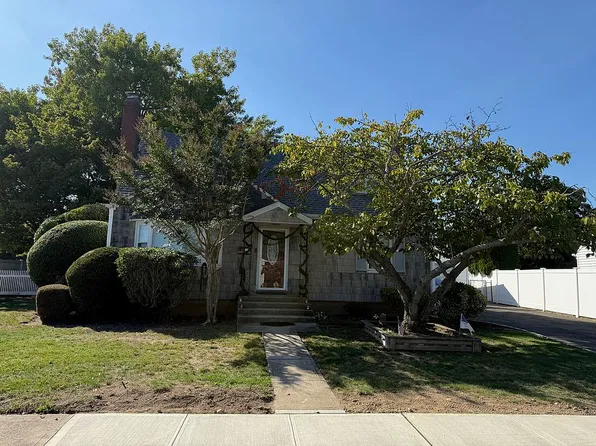 62 Spruce St, Hicksville, NY 11801