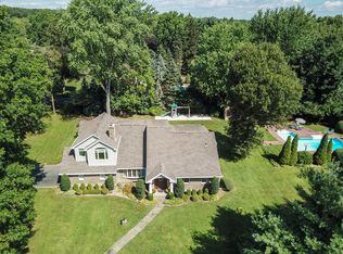 38 Cherry Ln E, Syosset, NY 11791
