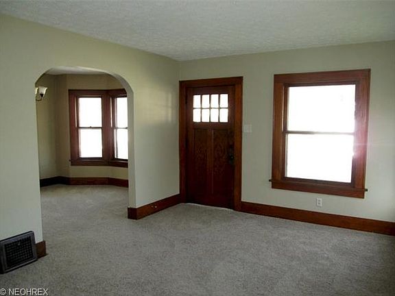 3rd image of 2540 Maplewood St