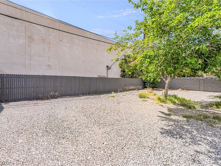 1610 E Ogden Ave — Photo 32