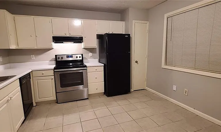 966 Amberly Dr #B — Photo 9