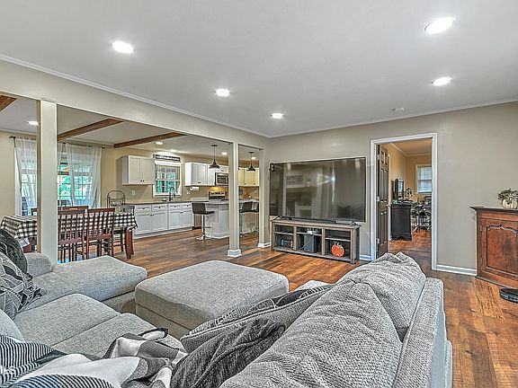 4th image of 108 Oak Ln