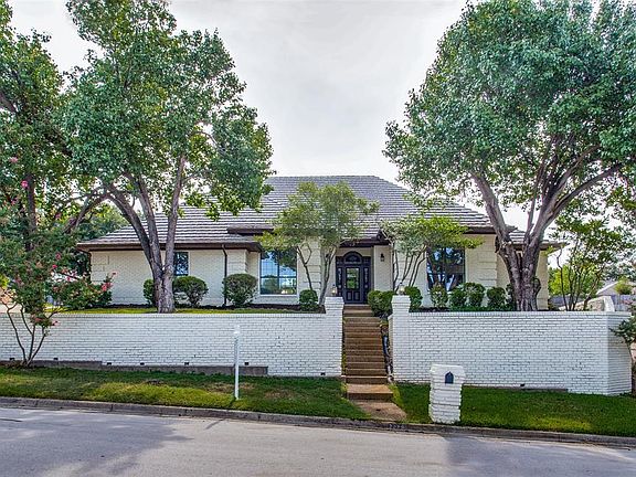 3rd image of 2309 Eagle Park Ln