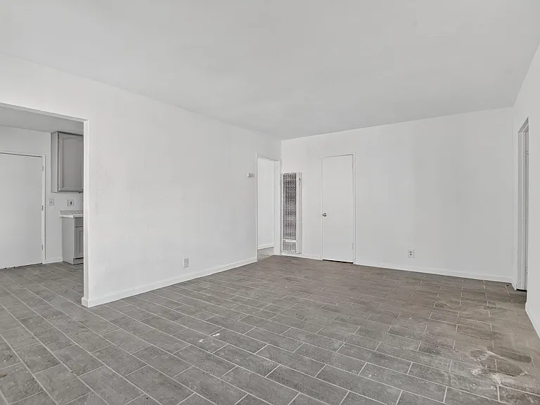 1122 W 105th St — Photo 1