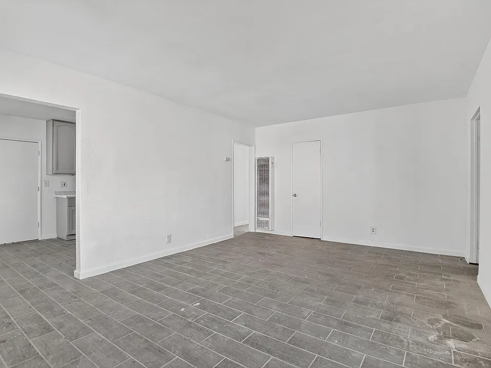 1122 W 105th St