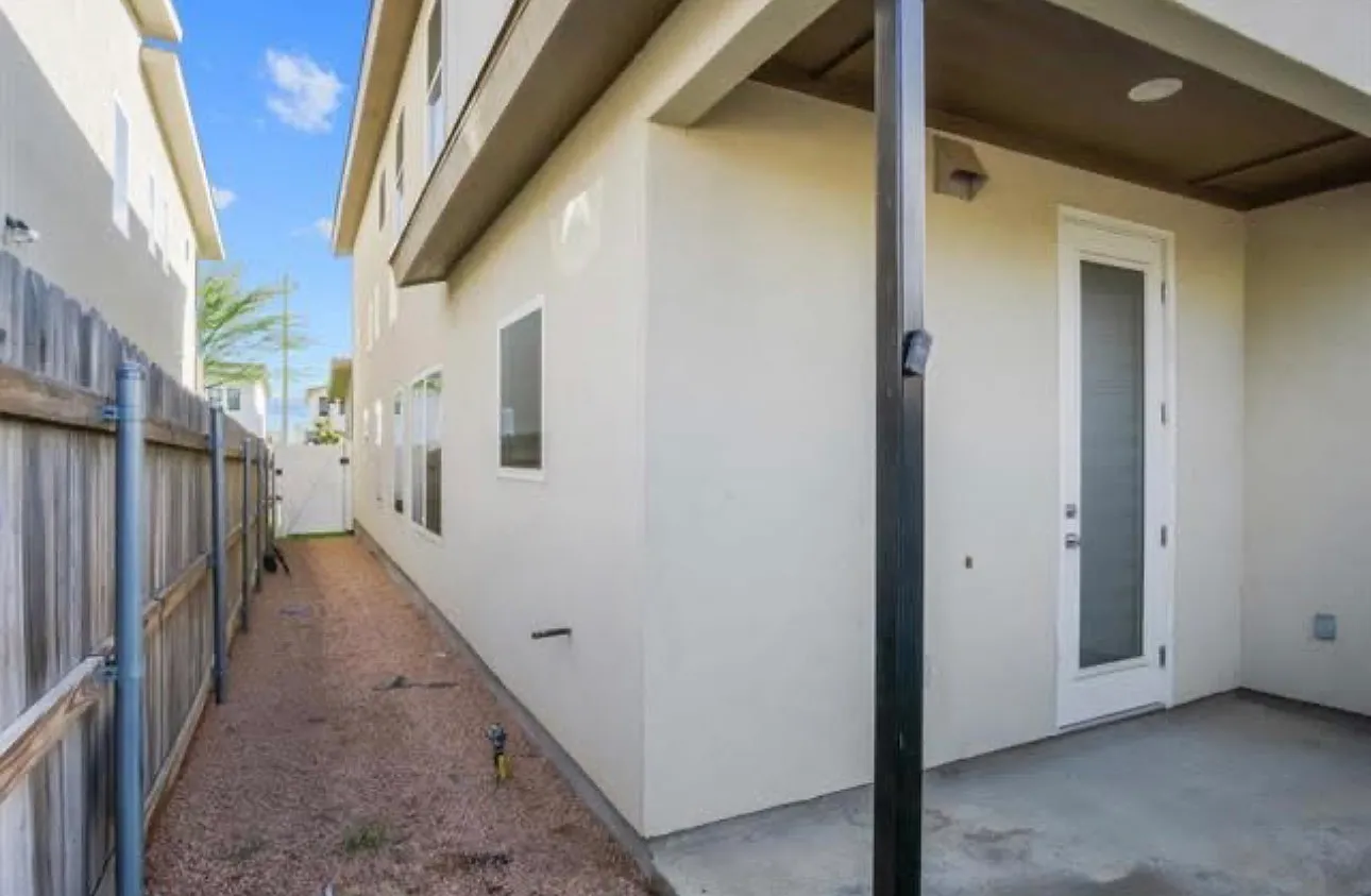 4 bed, 2.5 bath, 1809 sqft, $2,700 — Photo 4