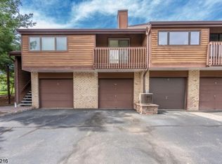 49 Meadowview Dr, Annandale, NJ 08801