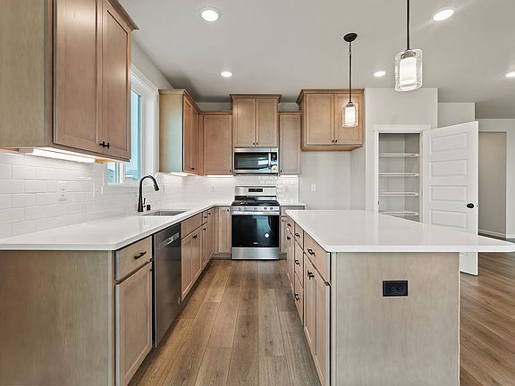 3rd image of 7918 Fortress St
