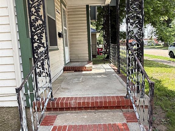 2nd image of 220 N Prairie St