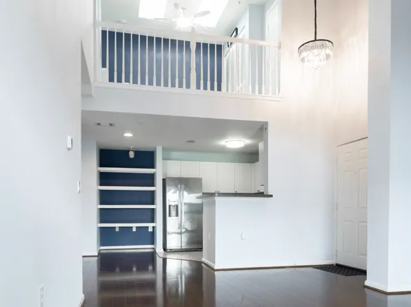 11351 Aristotle Dr APT 402, Fairfax, VA 22030