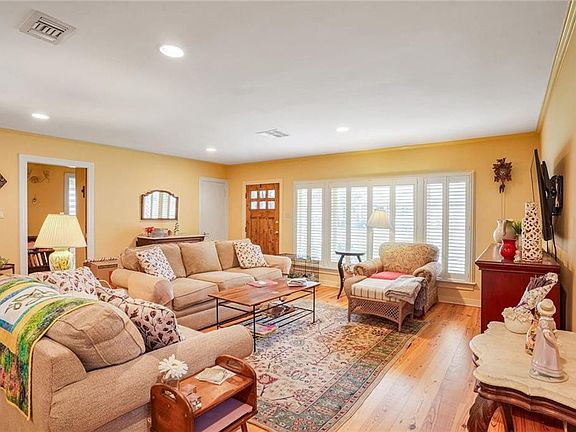 2nd image of 605 Marguerite Rd