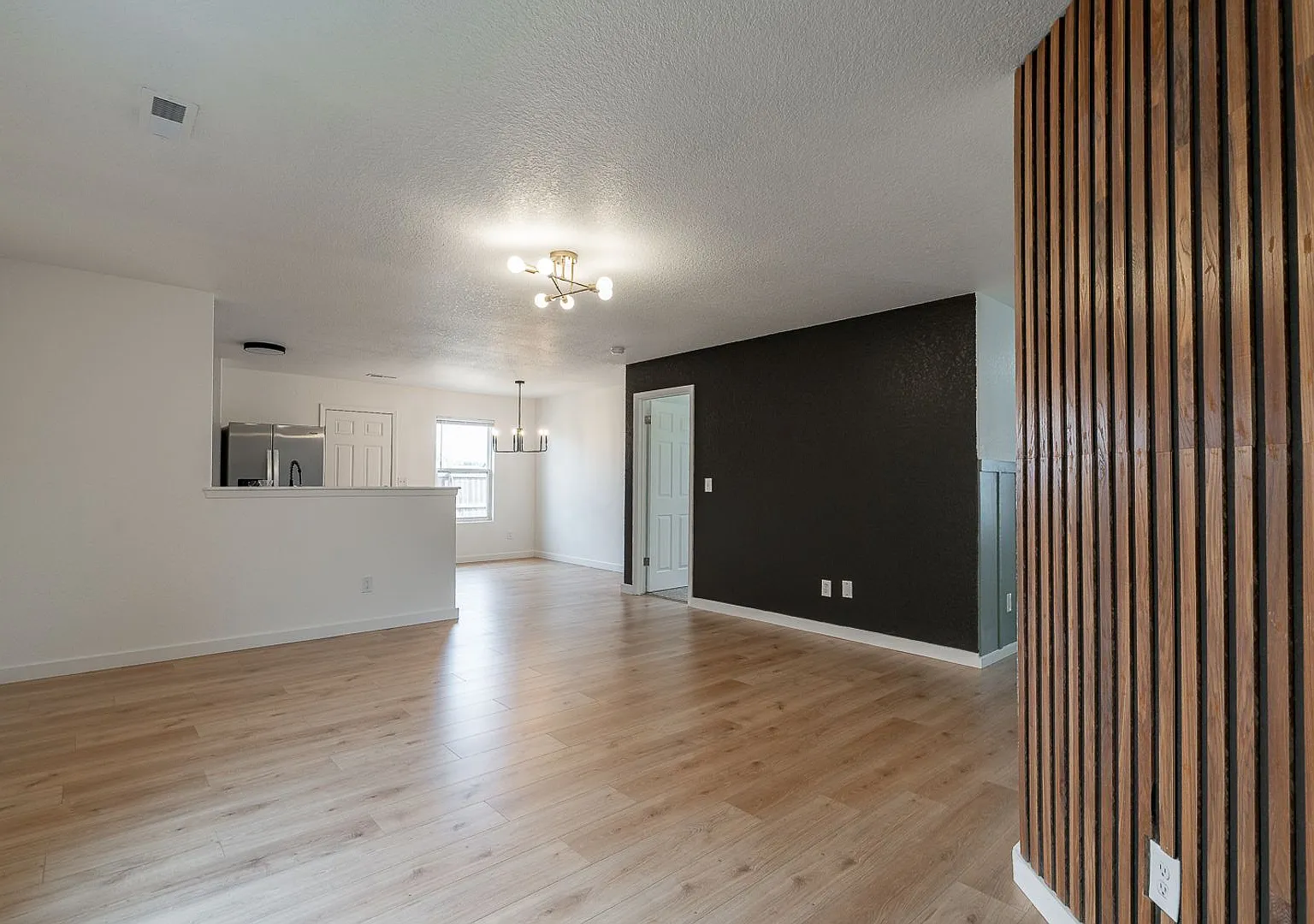 Beautiful 3-bedroom 2 bath Home in Legendary S/D — Photo 3