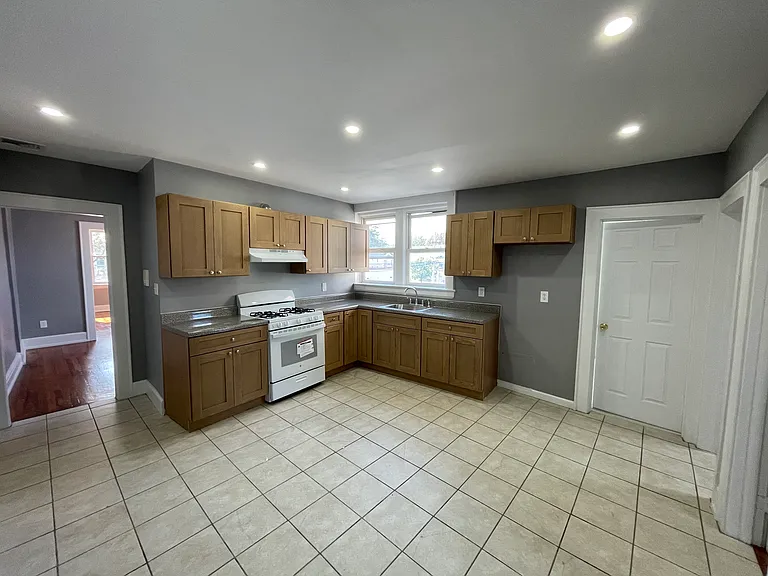 127-129 Grafton Ave #3 — Photo 1