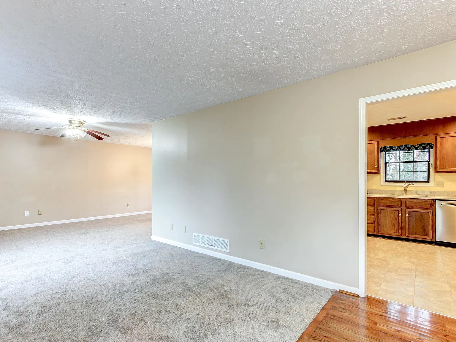 3 bed, 2.0 bath, 1409 sqft, $1,925 — Photo 4